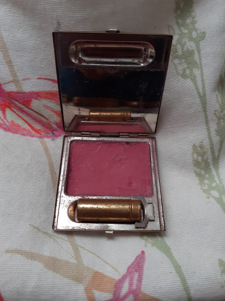 Cosmetics compact 